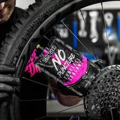 Muc-Off No Puncture Hassle Reifendichtmittel 8 Muc-Off No Puncture Hassle Reifendichtmittel -Cube Fahrradladen Muc Off No Puncture Hassle 4